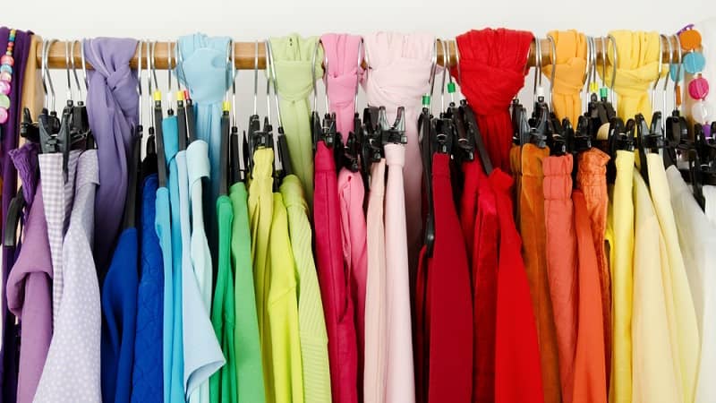 vêtements de différentes couleurs dans un dressing