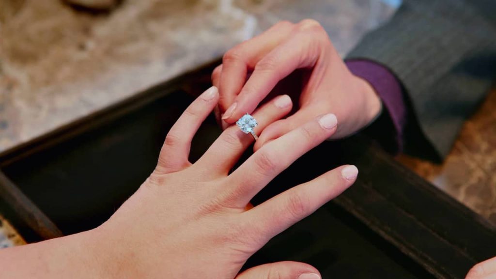 Acheter une bague de fiançailles dans une bijouterie parisienne